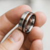 Personaliseerbare titanium trouwring met houtlijngravure