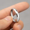 Anillo de bodas de titanio con cúpula pulida personalizable