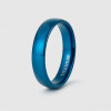 Gepersonaliseerde herenring, alliantie in blauw titanium, gepolijste band om te graveren