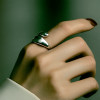 Anello aperto in argento lucido con goccia d'acqua