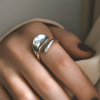Anello aperto in argento lucido con goccia d'acqua