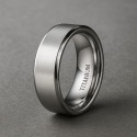 Gepersonaliseerde herenring van titanium met een matzwarte bandborstel om te graveren