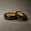 Anello personalizzato con cupola in tungsteno e pannello con scanalatura in tungsteno, 2 tonalità oro piatto