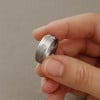 Gepersonaliseerde stalen zirkoniumring met borstelgroef voor dames en heren