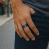 Bague homme anneau tungstene bleu fibre de carbone personnalisable
