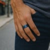 Bague homme anneau tungstene bleu fibre de carbone personnalisable