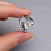 Anello aperto in argento lucido con goccia d'acqua