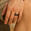Bague personnalisee homme tungstene brosse rainure noir plaque or