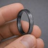 Bague ceramique noire matte brossee anneau personnalisable homme femme