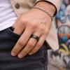 Bague ceramique noire matte brossee anneau personnalisable homme femme