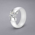 Anillo de cerámica pulida engastado con circonio.
