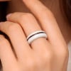 Bague ceramique blanche ligne sablée