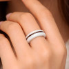 Bague ceramique blanche ligne sablée