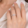 Anillo Solitario de Compromiso en Plata 925 – Moissanita Brillante de 0,5 Quilates y Grabado Gratis