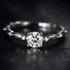 Anillo Solitario de Compromiso en Plata 925 – Moissanita Brillante de 0,5 Quilates y Grabado Gratis