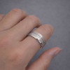 Personalisierter Zirkoniumring aus Stahl mit Bürstenrille für Männer und Frauen