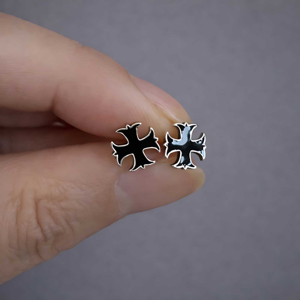Boucles d'oreilles clous croix de malte argent resine noir