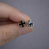 Boucles d'oreilles clous croix de malte argent resine noir