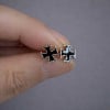 Boucles d'oreilles clous croix de malte argent resine noir