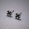 Boucles d'oreilles clous croix de malte argent resine noir