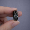 Anello da uomo con anello a squame di serpente, finitura ossidata