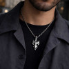 Pendentif homme epee bouclier acier resine noir finition polie