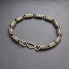 Pulsera de hombre de óxido cilíndrico de plata con estampado OM