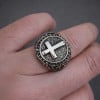 Anillo de sello con cruz de acero celta