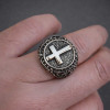 Keltischer Siegelring mit Kreuz aus Stahl