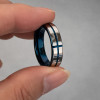 Bague personnalisee tungsten croix rainure bleu