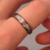 Bague homme titane bande brosse bleue personnalisee