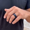 Bague alliance anneau fibre bleue tungstene zirconium personnalisable