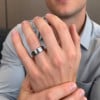 Fede nuziale da uomo in tungsteno martellato personalizzabile