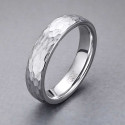 Alianza de hombre de tungsteno martillado personalizable