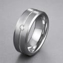 Anello uomo in tungsteno spazzolato con zirconia – Incisione centrale elegante