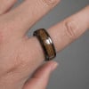 Alianza de boda de cerámica negra con madera de roble (Dupliqué)