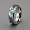 Bague alliance titane avec nacre abalone – éclat naturel et raffinement
