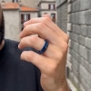 Bague personnalisee titane noir anneau homme bande rainure