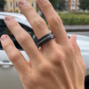 Bague alliance homme en carbure de tungstène noir 8mm – fibre argentée et style contemporain