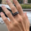 Bague alliance homme en carbure de tungstène noir 8mm – fibre argentée et style contemporain