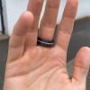 Bague alliance homme en carbure de tungstène noir 8mm – fibre argentée et style contemporain