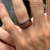 Bague alliance homme en carbure de tungstène noir 8mm – bois de chêne naturel et élégance authentique