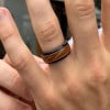 Bague alliance homme en carbure de tungstène noir 8mm – bois de chêne naturel et élégance authentique
