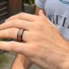 Bague alliance homme en carbure de tungstène noir 8mm – bois de chêne naturel et élégance authentique