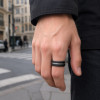 Bague alliance homme en carbure de tungstène noir 8mm – fibre argentée et style contemporain