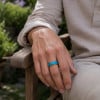 Bague alliance dôme en carbure de tungstène plaqué or 8mm – turquoise naturelle et élégance lumineuse