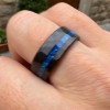 Bague Homme Tungstène Noir Martelé Opale Bleue 8mm Personnalisée