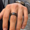 Bague tungstène brossée facettée ligne bois personnalisable (Dupliqué)