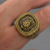 Anello con sigillo di leone con motivo greco