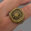 Anillo de sello con león y estampado griego